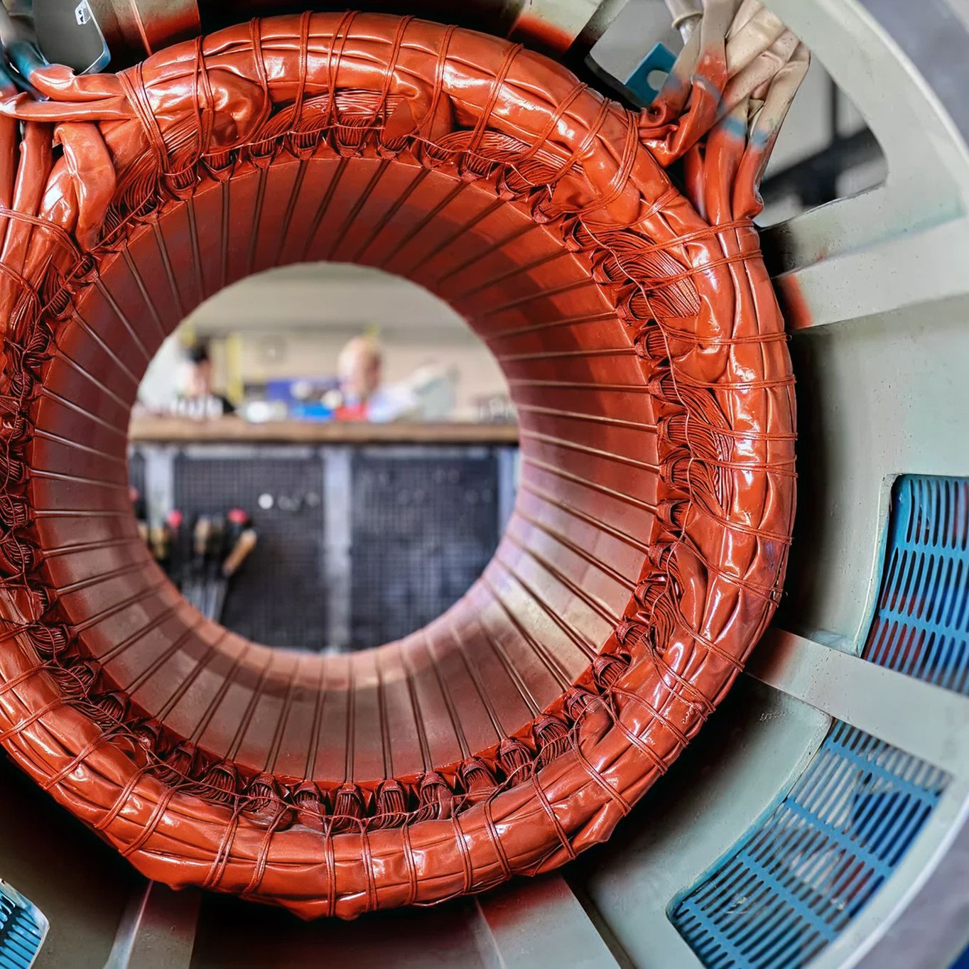 Ansicht der elektrischen Motorwicklung in einem industriellen Umfeld