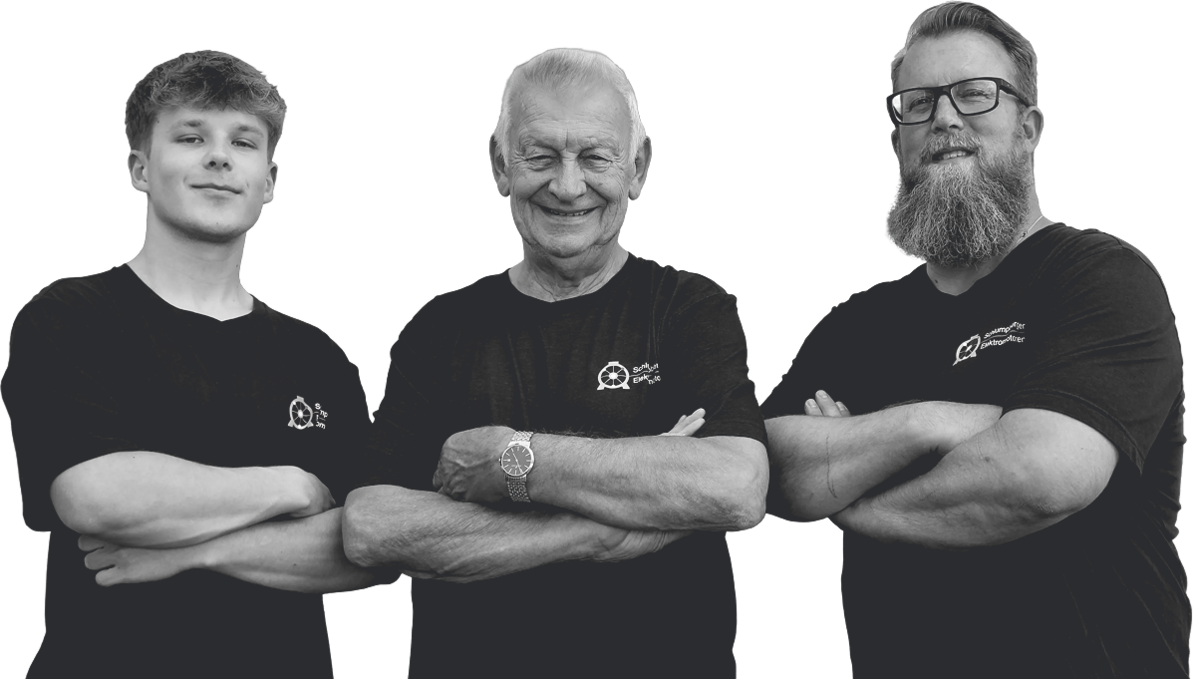 Drei Teammitglieder stehen stolz nebeneinander und zeigen ihre Zusammenarbeit.